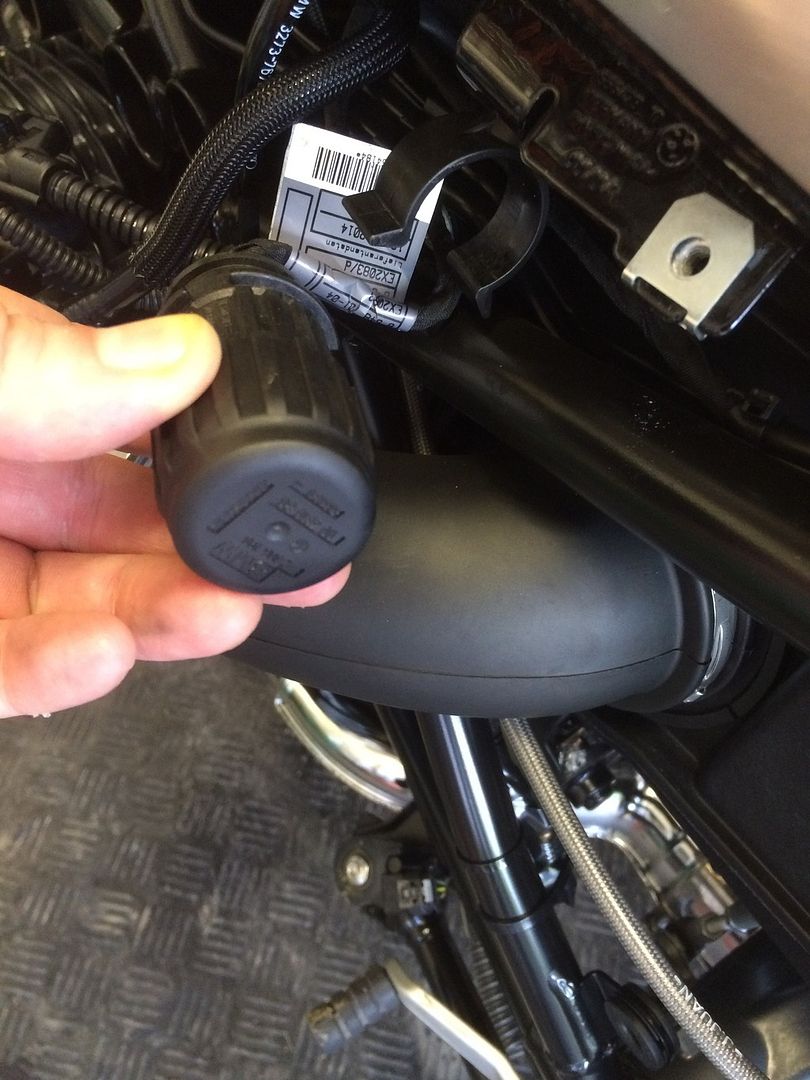 r nine t booster plug